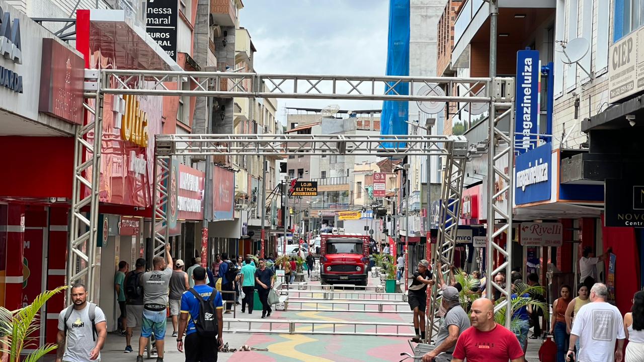 Estrutura de Carnaval começa a ser montada no Calçadão de Santos Dumont
